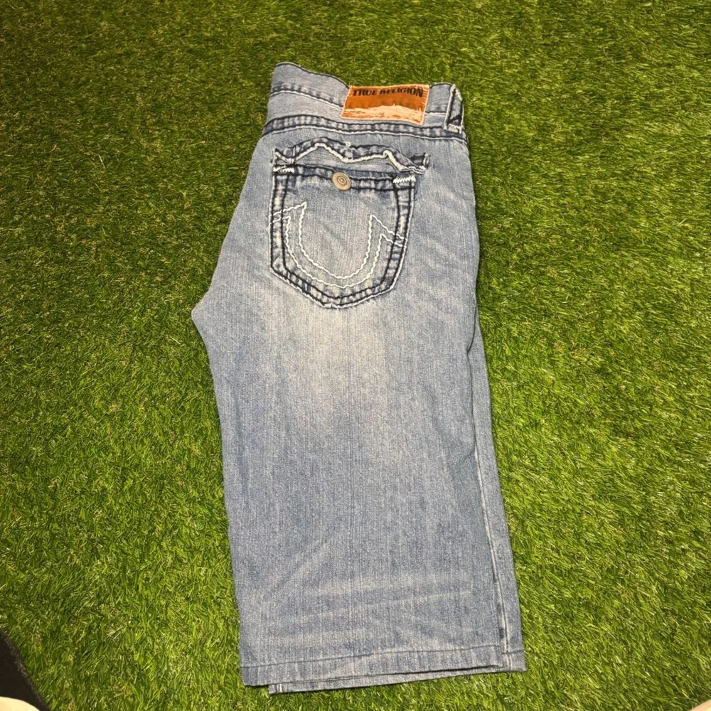 True Religion Mens Distressed Denim Shorts Light Wash Big T Stitch Blue Size 36